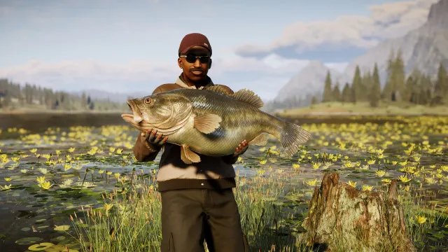 Рыбак держит крупный трофей у озера в The Angler